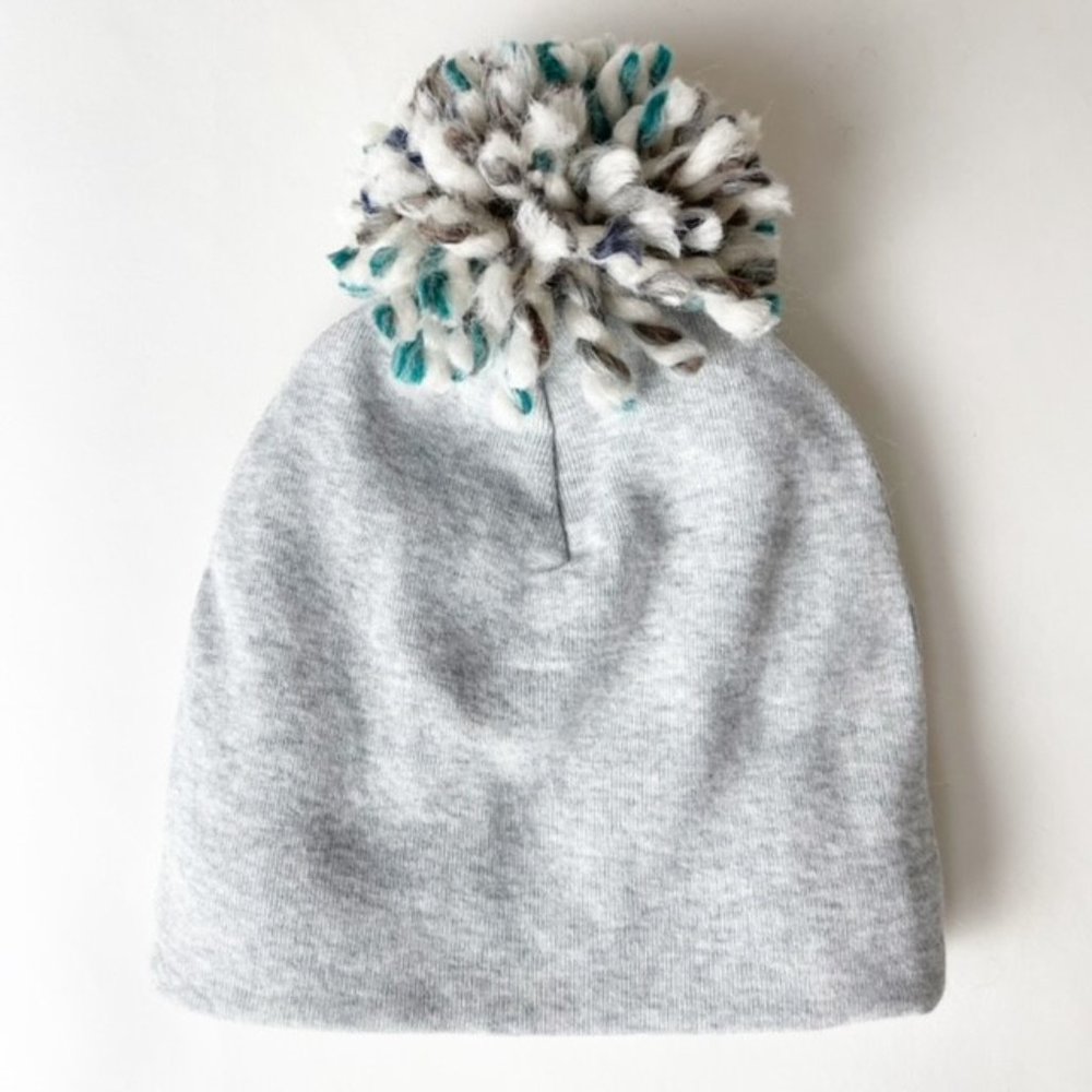 OH BABY Infant 6-18M Medium Yarn Pom Pom Beanie Hat Light Gray Stocking Stuffer